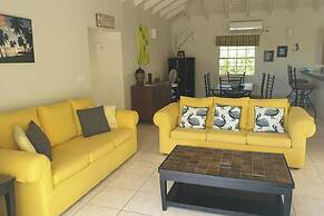 Villa - Sleeps 6 - Pool - Parking - Garden
