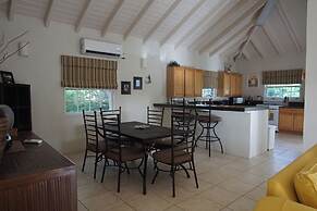 Villa - Sleeps 6 - Pool - Parking - Garden