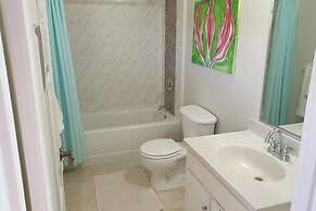 Villa - Sleeps 6 - Pool - Parking - Garden