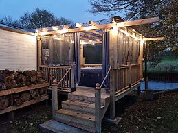 Riverside Cabin - Sleeps 2 - Hottub - Parking