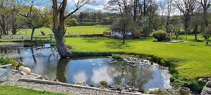 Riverside Cabin - Sleeps 2 - Hottub - Parking