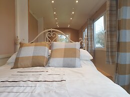 Riverside Cabin - Sleeps 2 - Hottub - Parking