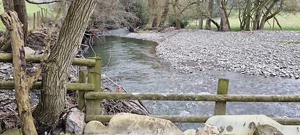 Riverside Cabin - Sleeps 2 - Hottub - Parking