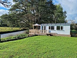Riverside Cabin - Sleeps 2 - Hottub - Parking