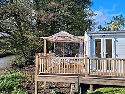 Riverside Cabin - Sleeps 2 - Hottub - Parking