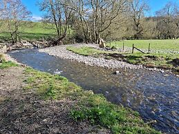 Riverside Cabin - Sleeps 2 - Hottub - Parking
