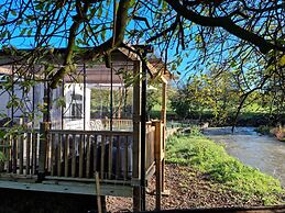 Riverside Cabin - Sleeps 2 - Hottub - Parking