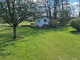 Riverside Cabin - Sleeps 2 - Hottub - Parking