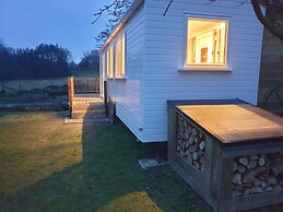 Riverside Cabin - Sleeps 2 - Hottub - Parking