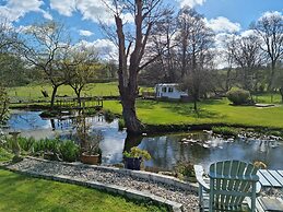Riverside Cabin - Sleeps 2 - Hottub - Parking