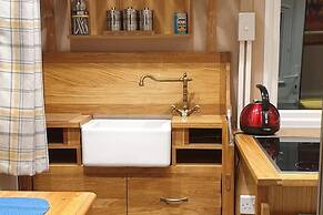 Riverside Cabin - Sleeps 2 - Hottub - Parking