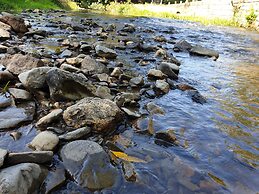 Riverside Cabin - Sleeps 2 - Hottub - Parking