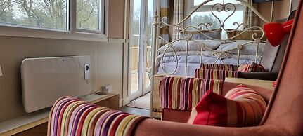 Riverside Cabin - Sleeps 2 - Hottub - Parking