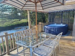 Riverside Cabin - Sleeps 2 - Hottub - Parking