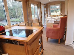Riverside Cabin - Sleeps 2 - Hottub - Parking