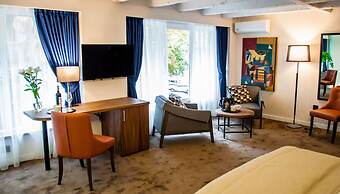 Nomad Luxury Suites
