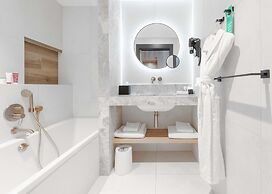 Golden Tulip Lyon Ouest Techlid - Hotel and Spa