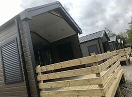 2 Bed Lodge - Sleeps 4 - Parking - Wifi