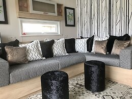 2 Bed Lodge - Sleeps 4 - Parking - Wifi