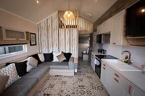 2 Bed Lodge - Sleeps 4 - Parking - Wifi