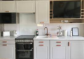 2 Bed Lodge - Sleeps 4 - Parking - Wifi