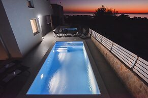 Funtastic C Apartment with Pool and Terrace