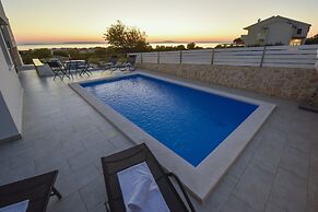 Funtastic C Apartment with Pool and Terrace