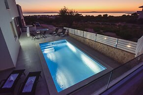 Funtastic C Apartment with Pool and Terrace