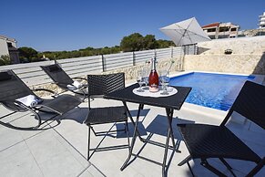 Funtastic C Apartment with Pool and Terrace