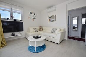 Funtastic C Apartment with Pool and Terrace