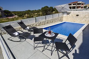 Funtastic C Apartment with Pool and Terrace