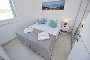 Funtastic C Apartment with Pool and Terrace
