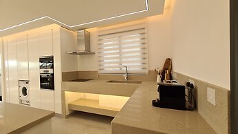 Phaedrus Living: Venus Seaview Lighthouse Villa