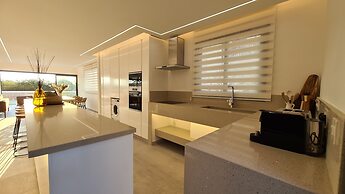 Phaedrus Living: Venus Seaview Lighthouse Villa