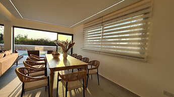 Phaedrus Living: Venus Seaview Lighthouse Villa