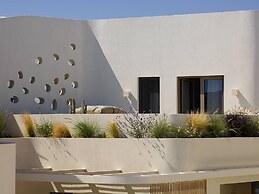 White Pebble Suites