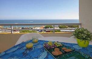 B43 - Spotless Seaview Apartment