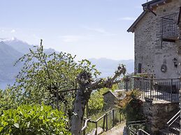 Cozy Hideaway Above Lake Como