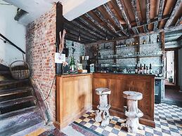 Spacious Apartment in a 16th-century Castle