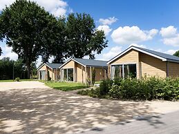 Modern Chalet With Combi Microwave Near Efteling