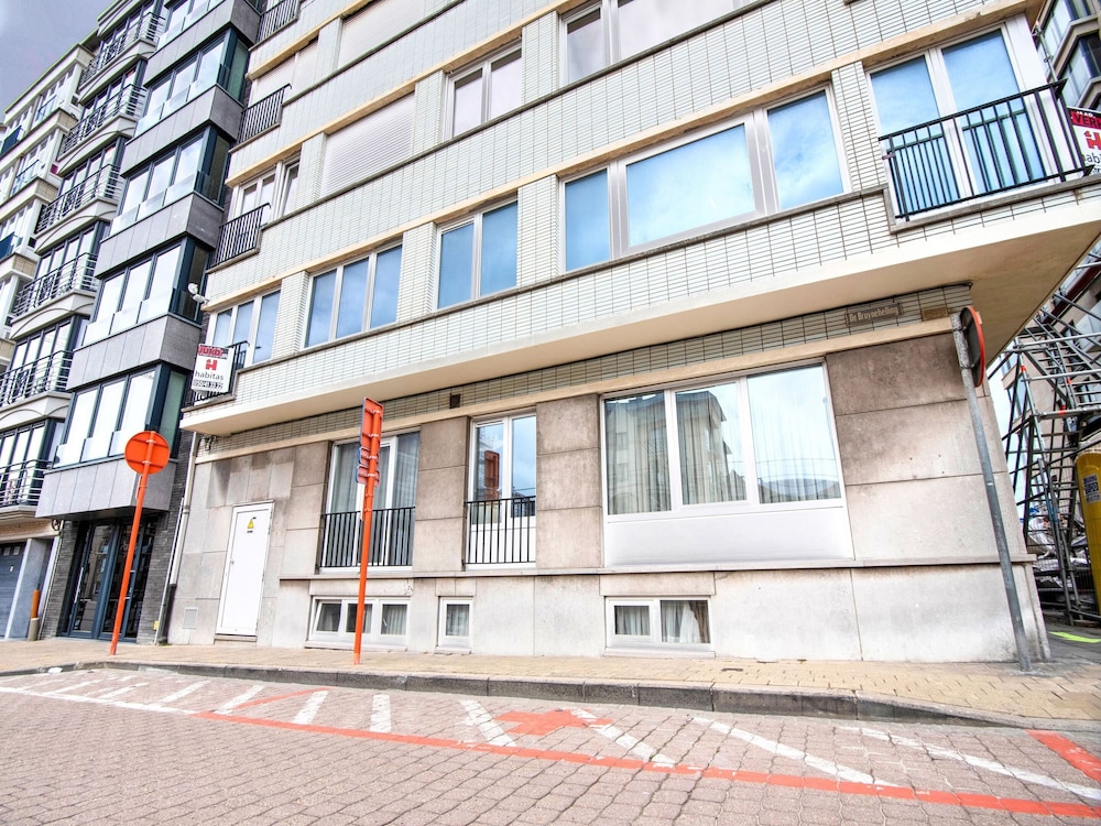 Snug Apartment in Wenduine near Sea