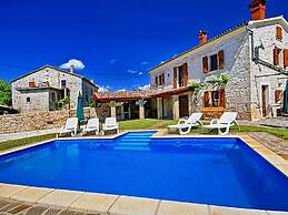 Authentic Villa in Tinjan With Private Pool