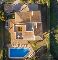 Cozy Villa in Albufeira With Swimming Pool