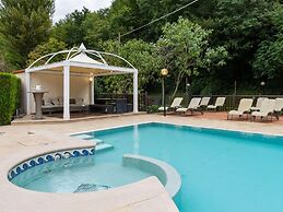 Family Escape With Pools and Sauna