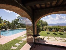 Villa in Arezzo With Pool and Vineyards