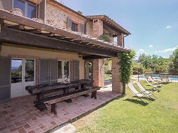 Villa in Arezzo With Pool and Vineyards