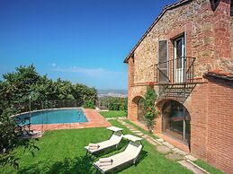 Villa in Arezzo With Pool and Vineyards