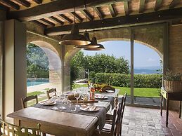 Villa in Arezzo With Pool and Vineyards