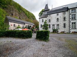 Spacious Apartment in a 16th-century Castle