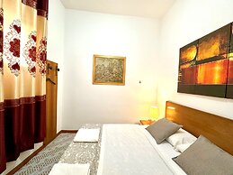 4 Bed-sleeps 8-central Rome-5 Min to Colosseum